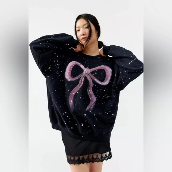 NWT Urban Renewal Remade Bow Painted Sweatshirt in Black, size L PTP 25” - Picture 1 of 14